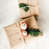 🎁Le temps est venu d'emballer ses cadeaux de noël. 
Surprends ton entourage en apportant une touche d'originalité et de gourmandise sur tes emballages avec nos fameuses têtes aux chocolats.

Es ist wieder Zeit, deine Weihnachtsgeschenke einzupacken. 
Überrasche deine Freunde und Familie, indem du deine Verpackung mit unseren berühmten Schokoladenköpfli originell und köstlich gestaltest

#Christmas #christmasiscoming #christmasiscomingsoon #noël #bouledenoël#chocolat#ideecadeau#bricolage#chocolatsuisse#cadeaunoël#inspirationdecorationdenoël