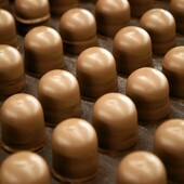 Une mousse onctueuse et légère, enrobée d’une fine couche craquante de chocolat Villars, la gourmandise absolue. Sauras-tu y résister ?😏
.
Eine leichte und cremige Mousse, umhüllt von einer dünnen, knusprigen Schicht aus Villars-Schokolade, eine absolute Delikatesse. Kannst du ihr widerstehen ?😏
.
#villarsmoment#suisse#switzerland#teteauchoco#mousse#chocolatsuisse#chocolatfribourgeois#chocolat#chocolatvillars#productionsuisse