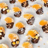 Un dessert gourmand, sain et capable de ravir petits et grands? 🧐
Trop facile! Avec des belles mandarines et notre chocolat de couverture, le tour est joué! 🍊🤩
-
Ein leckeres, gesundes Dessert, das Klein und Gross begeistert? 🧐
Das ist ganz einfach! Ein paar Mandarinen, dazu unsere Kuvertüre - fertig! 🍊🤩
-
#villarsmoment #suisse #switzerland #chocolatsuisse #chocolatfribourgeois #chocolat #chocolatvillars #mandarine #dessert #heatlhy